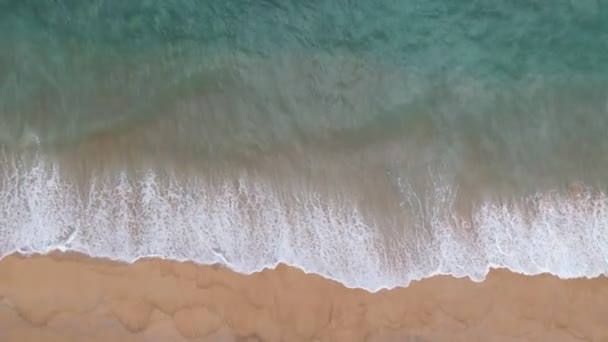 Vista Superior Verão Mar Belas Ondas Espumando Salpicando Areia Praia — Vídeo de Stock