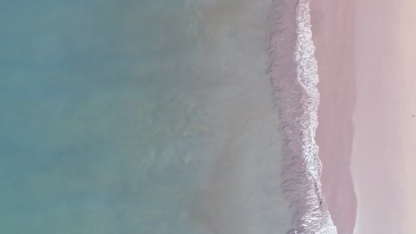 Vue de dessus Mer été De belles vagues Moussant et éclaboussant sur la plage de sable