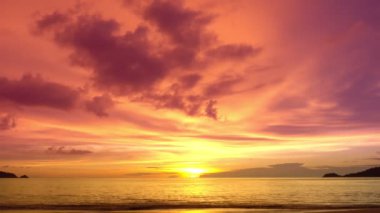 Güzel gökyüzü gün batımı ya da deniz üzerinde gün doğumu güzel sahil dalgası inanılmaz aydınlık alacakaranlık günbatımı. Sinematik görüntüler doğanın güzel deniz manzarası