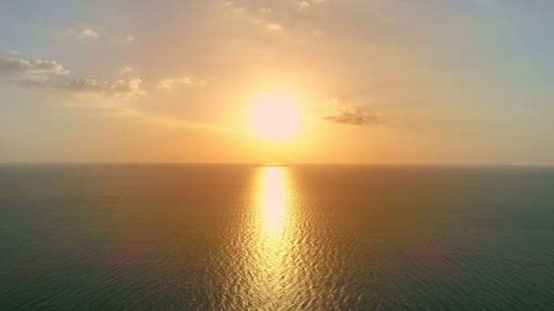바다나 해돋이 비디오 지나는 태양은 지평선에 황금시간대의 하늘은 장관을 이룹니다 — 비디오