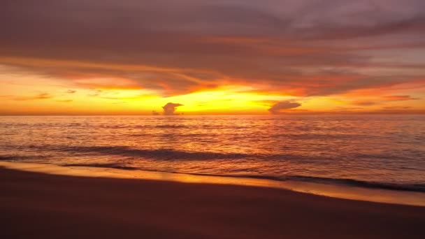 美丽的天空日落或日出在海面上美丽的海滩波浪迷人的微光黄昏的天空日落 电影镜头美丽的自然景观 — 图库视频影像