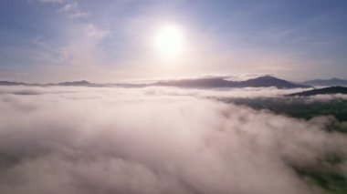 İnsansız hava aracı görüntüsü sis veya sis denizi üzerinde uçuyor. Yüksek açı Dinamik hava görüntüsü. Doğanın muhteşem manzarası.