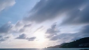 Majestic günbatımının ya da güneşin doğuşunun zaman aşımına uğraması doğanın inanılmaz ışığı gökyüzü bulutları rengarenk arka plan