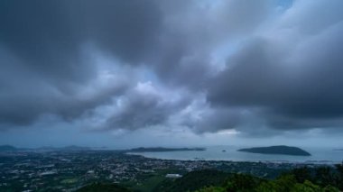 Zaman aşımına uğrayan muhteşem Dark Sky arkaplanı destansı fırtınalı tropikal gün batımı kara bulut fırtınası. Dijital sinema kompozisyonu arka plan kara bulutlar hızla uzaklaşıyor. Küresel ısınma hareketi kara gökyüzü kara bulut