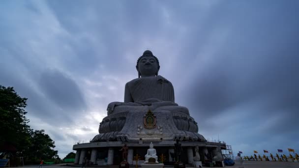 Великий Будда Тіньові Хмари Небі Темні Хмари Течуть Чорному Небі — стокове відео