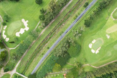 Güzel golf sahası Yüksek açı görünümü havadan görünümü drone atış