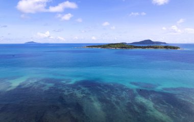 Tropikal denizdeki küçük adanın hava manzarası mavi gökyüzü arka planına karşı Phuket Tayland 'daki inanılmaz küçük ada