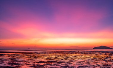 Manzarada gökyüzündeki görkemli bulutlar günbatımında ya da gündoğumunda tropikal denizde yansıması olan güzel manzara doğanın inanılmaz renkli manzarası