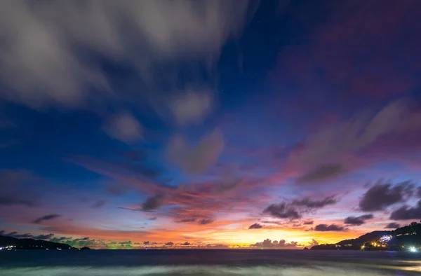 Пейзаж Длительное Воздействие Величественных Облаков Небе Закат Восход Солнца Над — стоковое фото