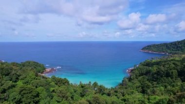 Phuket denizi İnanılmaz sahil manzarası Tropik sahil manzarası güzel Phuket adasında Özgürlük plajı Phuket Tayland Phuket adası seyahat için turisttir