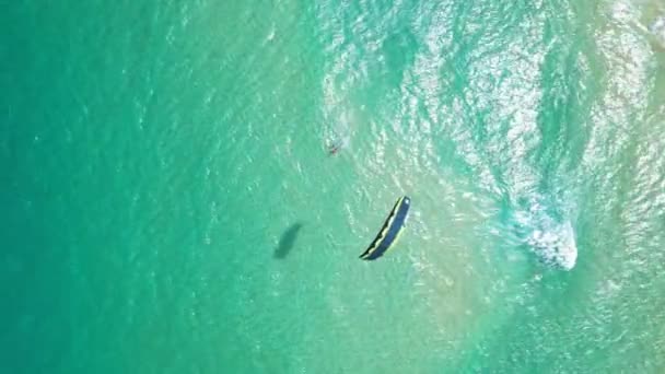 Aerial View Beautiful Sea Active Sport People Practicing Kite Surfing — Stock videók