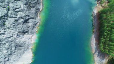  Hava manzaralı göl ya da gölet Güneşli güzel ve bakir doğanın muhteşem manzarası güzel güzel hava gününde Drone kamerasından alınan yüksek kaliteli video güzel su yüzeyinde