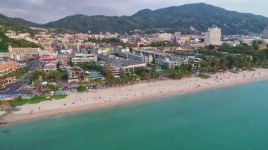 Phuket Patong plajı, İHA kamerasından hava manzarası, güzel patong kumsalı Phuket Tayland, inanılmaz deniz kumsalı, turist gezileri, ve güzel Puket adası.