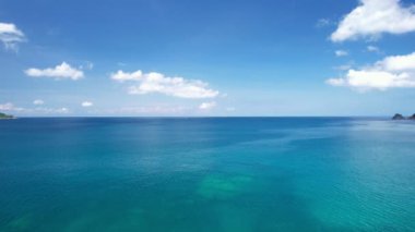 Güzel deniz yazı manzarası deniz suyu yüzeyi dalgaları yüksek kaliteli kuş bakışı görüntü. İnsansız hava aracı deniz yüzeyinde uçar