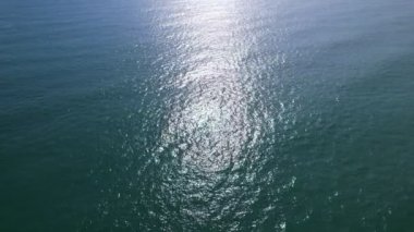 Güzel deniz yazı manzarası deniz suyu yüzeyi dalgaları yüksek kaliteli kuş bakışı görüntü. İnsansız hava aracı deniz yüzeyinde uçar