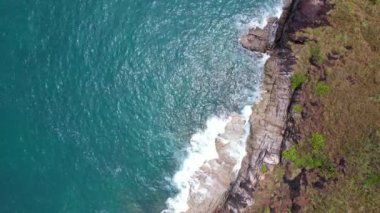 Üst manzara deniz yüzeyi İnanılmaz dalgalar yavaş çekimde deniz arka planı Phuket Tayland 'da güzel deniz kıyısı