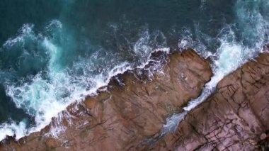 Üst manzara deniz yüzeyi İnanılmaz dalgalar yavaş çekimde deniz arka planı Phuket Tayland 'da güzel deniz kıyısı