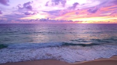 Gün batımında ya da gün doğumunda plaj videosu 4K 'de güneş ufka dokunuyor, altın saatinde kızıl gökyüzü inanılmaz deniz manzarası, okyanus sahili günbatımları deniz manzarası