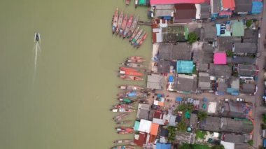Balıkçı köyünün hava manzarası. Balıkçı tekneleri ve Maytani Tayland 'daki rıhtımın çatısının manzarası. yüksek açı görünümü