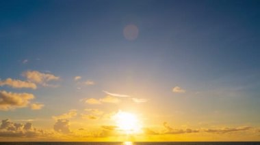 Majestic günbatımının ya da deniz manzarasının üzerinde gün doğumunun hızlandırılması doğanın inanılmaz ışığı gökyüzünün rengarenk arkaplanı