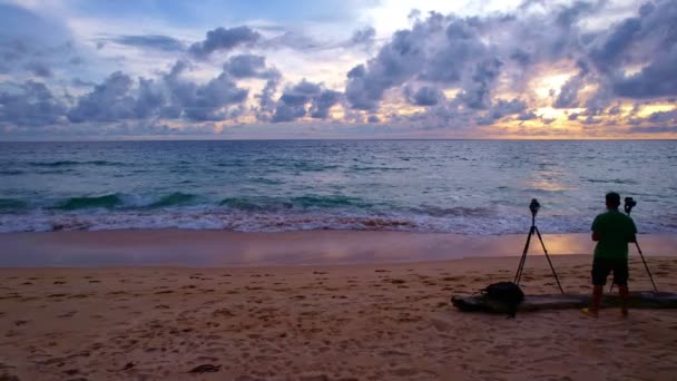 Asyalı Erkekler Phuket Tayland Patong Plajında Profesyonel Fotoğrafçılık Yapıyor Günbatımında — Stok video