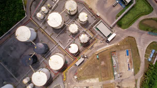 石油精製工場の空中ビューの白い燃料貯蔵タンク ガソリンとオイルのための白い産業用タンクをトップビュー インフラの構築 — ストック動画