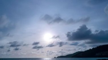 Majestic günbatımının ya da deniz manzarasının üzerinde gün doğumunun hızlandırılması doğanın inanılmaz ışığı gökyüzünün rengarenk arkaplanı