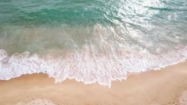 Güzel deniz yazı manzarası deniz suyu yüzeyi dalgaları yüksek kaliteli kuş bakışı görüntü. İnsansız hava aracı deniz yüzeyinde uçar