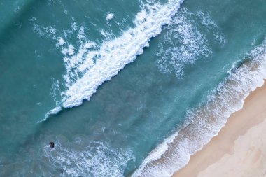 Kumsal Kum Denizi Kıyısı ve dalgalar beyaz köpüklü yaz güneşli arka plan.