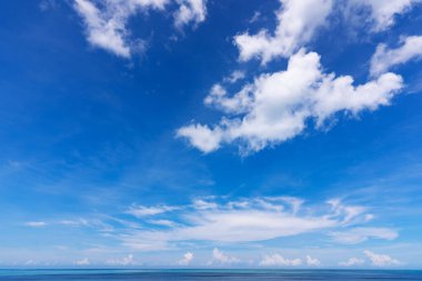 Güzel mavi gökyüzü ve yaz mevsiminde deniz üzerinde beyaz bulutlar Phuket Tayland 'da güzel bir hava günü