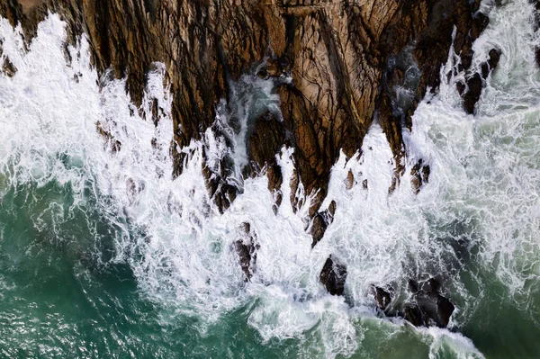 Vista Aérea Top Sea Hore Big Wave Crashing Rock Cliff — Foto de Stock