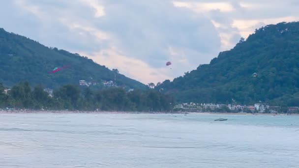 Timelapse Paragliding Famous Patong Beach Tourist Enjoying Activities Beach Holidays — Vídeo de Stock