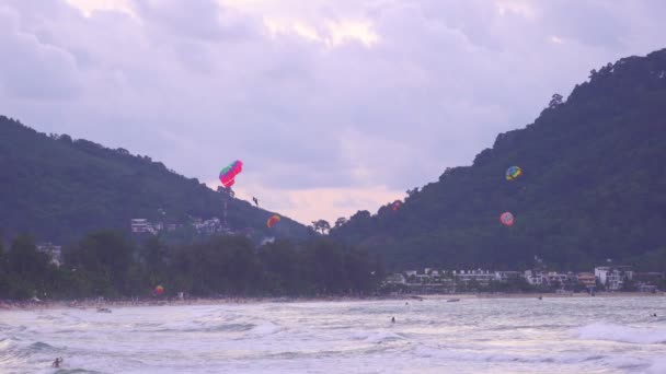 Paragliding Famous Patong Beach Tourist Enjoying Activities Beach Holidays Parasailing — Vídeos de Stock