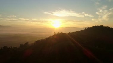 Hava manzaralı Drone dağın zirvesinde uçuyor güzel gün doğumu ya da batımı doğa manzarası Tayland 'da sinematik doğa manzarası