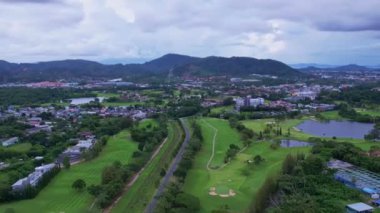 Yol ve kathu şehri Phuket thailand ulaşım arkaplan 4K hızlandırılmış ulaşım konsepti