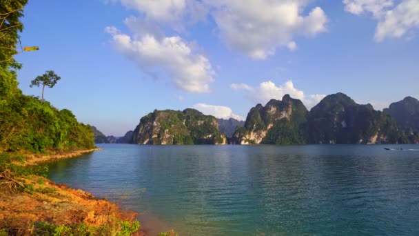 Trópusi Hegycsúcs Thaiföldön Gyönyörű Szigetvilág Szigetek Thaiföld Szcenikus Hegyek Tavon — Stock videók