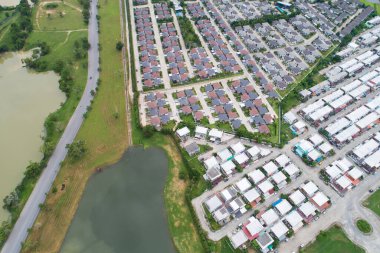 Yaz sezonunda köyün Drone üst görünümü ve yolların evlerin Çatıları Havadan Görünümü Kuş bakışı görünümü