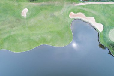 Güzel yeşil golf sahasının hava görüntüsü ve spor arka planı ve seyahat için yeşil üstten aşağı görüntü inanılmaz bir manzara