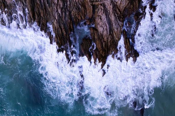 Вигляд Повітря Вгорі Узбережжі Велика Хвиля Розбивається Скелю Темна Морська — стокове фото