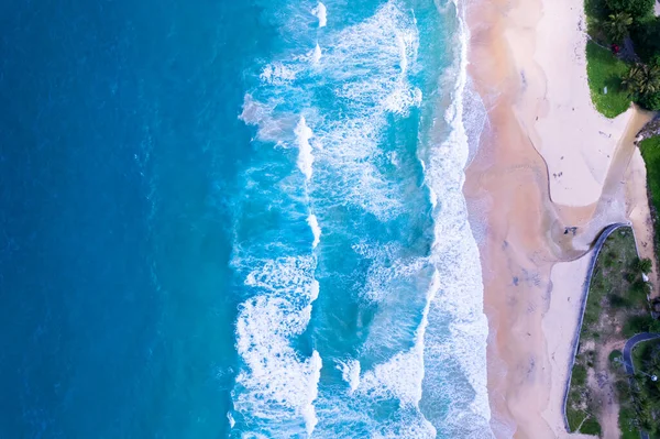 Aerial View Sandy Beach Big Waves Crashing Sandy Shore Beautiful — Foto de Stock