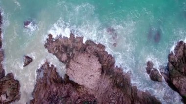Phuket Okyanusu 'ndaki deniz kıyısı kayaları kayalara çarpıyor. Uçurum deniz manzaralı insansız hava aracı kamerası. İnsansız hava aracı kamerası Phuket Adası sahil şeridinden yüksek kaliteli görüntüler.