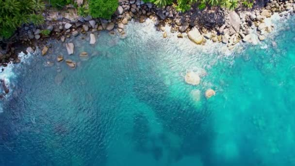 Phuket Okyanusu Ndaki Deniz Kıyısı Kayaları Kayalara Çarpıyor Uçurum Deniz — Stok video