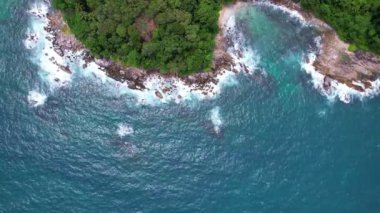Phuket Okyanusu 'ndaki deniz kıyısı kayaları kayalara çarpıyor. Uçurum deniz manzaralı insansız hava aracı kamerası. İnsansız hava aracı kamerası Phuket Adası sahil şeridinden yüksek kaliteli görüntüler.