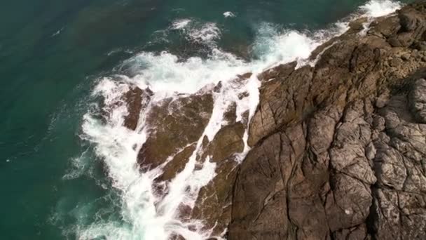 Aerial View Top Seashore Big Wave Crashing Rock Cliff Beautiful — Video Stock