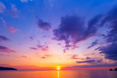 Phuket Tayland 'da gün batımı ya da gün doğumu gökyüzü bulutları deniz ışığı üzerinde inanılmaz deniz manzarası