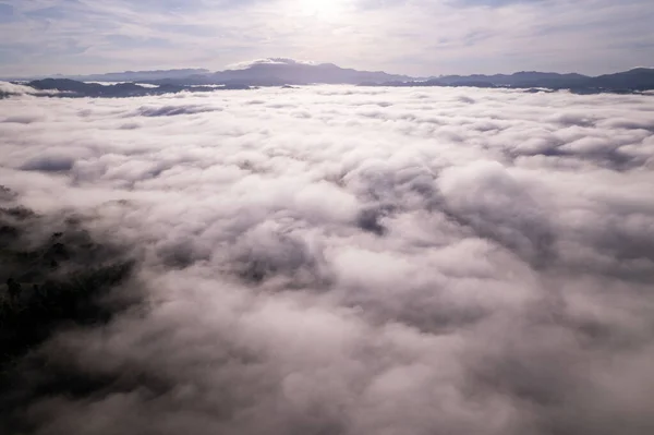 Vue Aérienne Des Vagues Brouillard Coulant Sur Forêt Tropicale Montagne — Photo