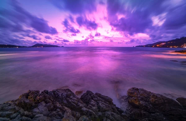 Image Longue Exposition Nuages Dramatiques Ciel Paysage Marin Avec Roche — Photo