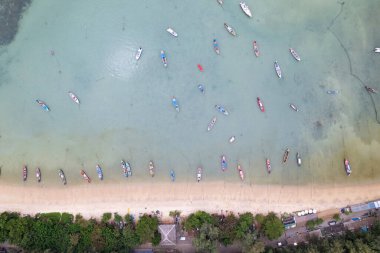 Phuket Tayland 'da deniz kenarında uzun kuyruklu balıkçı tekneleri.