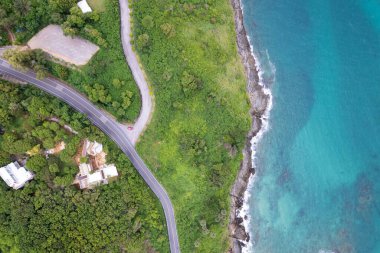 Yaz mevsiminde Phuket Tayland 'daki sahil şeridi boyunca uzanan kavisli deniz manzarası ve açık deniz doğa çevre ve seyahat arka planını kurtardı.