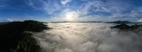 Повітряний Вид Панорама Текучих Туманних Хвиль Гірських Тропічних Лісах Пташиний — стокове фото